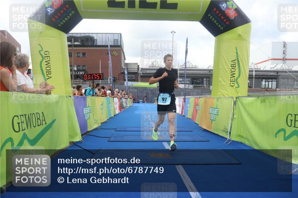 11.08.2024 - GEWOBA Citytriathlon Bremen Lena Gebhardt http://msf.ph/oto/6787749 11.08.2024 11:18:00 Ziel 34, 97, 99 meine-sportfotos.de