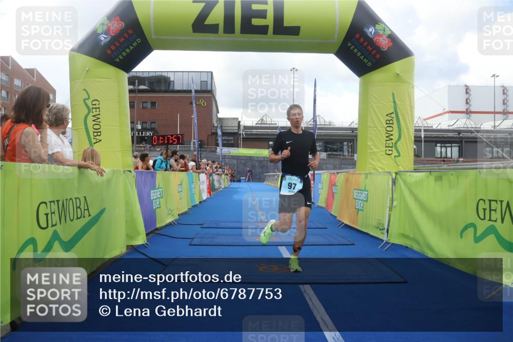 11.08.2024 - GEWOBA Citytriathlon Bremen Lena Gebhardt http://msf.ph/oto/6787753 11.08.2024 11:18:00 Ziel 34, 97, 99 meine-sportfotos.de