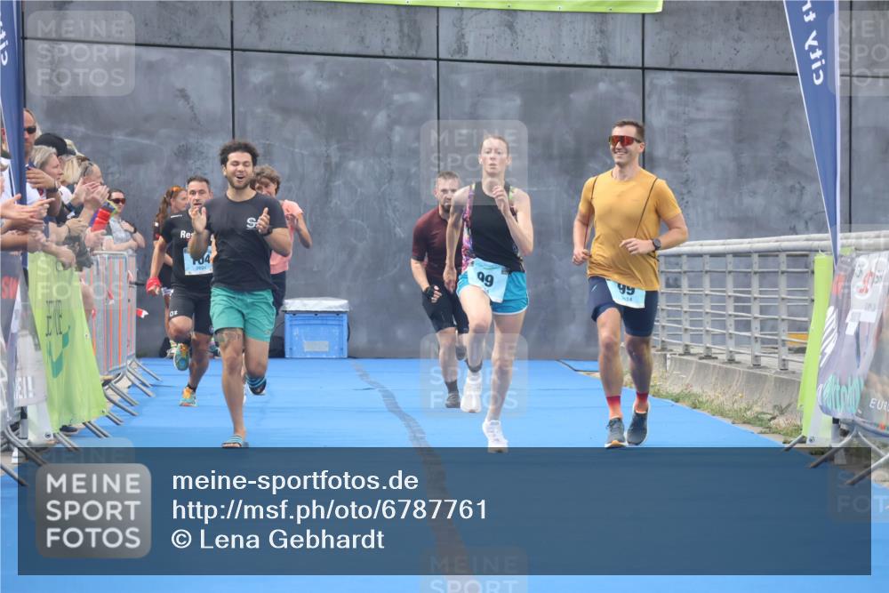 11.08.2024 - GEWOBA Citytriathlon Bremen Lena Gebhardt http://msf.ph/oto/6787761 11.08.2024 11:18:05 Ziel 97, 99, 104 meine-sportfotos.de