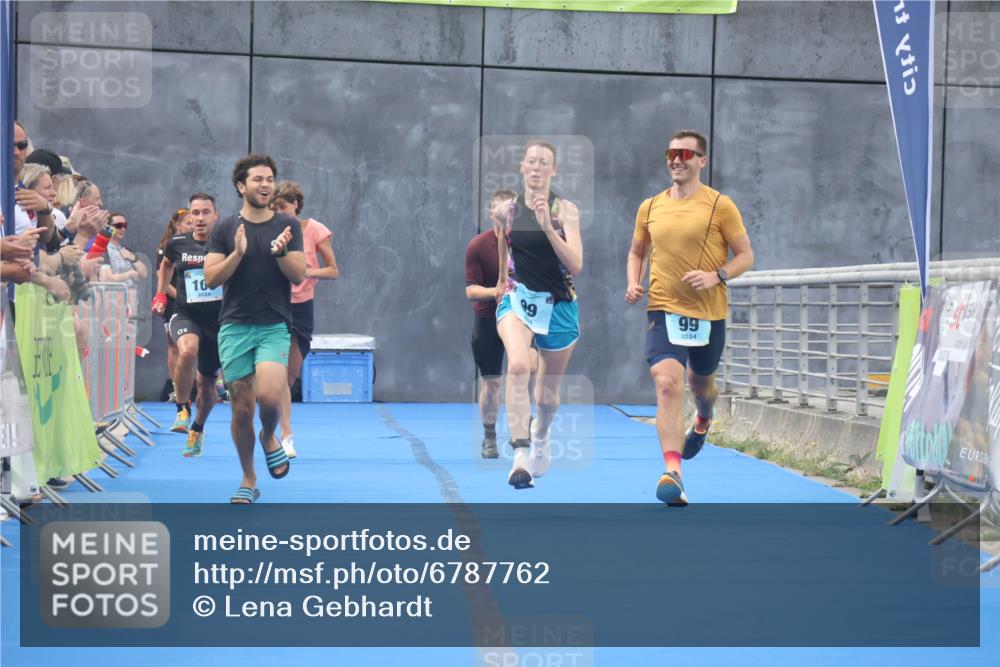 11.08.2024 - GEWOBA Citytriathlon Bremen Lena Gebhardt http://msf.ph/oto/6787762 11.08.2024 11:18:06 Ziel 97, 99, 104 meine-sportfotos.de