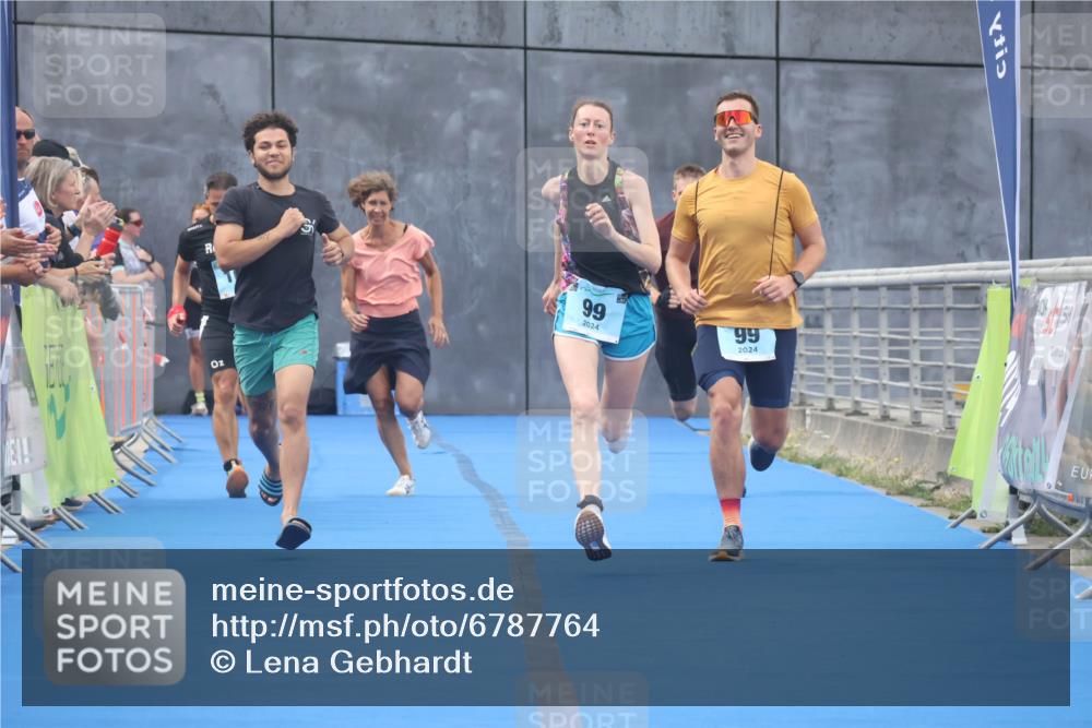 11.08.2024 - GEWOBA Citytriathlon Bremen Lena Gebhardt http://msf.ph/oto/6787764 11.08.2024 11:18:06 Ziel 97, 99, 104 meine-sportfotos.de
