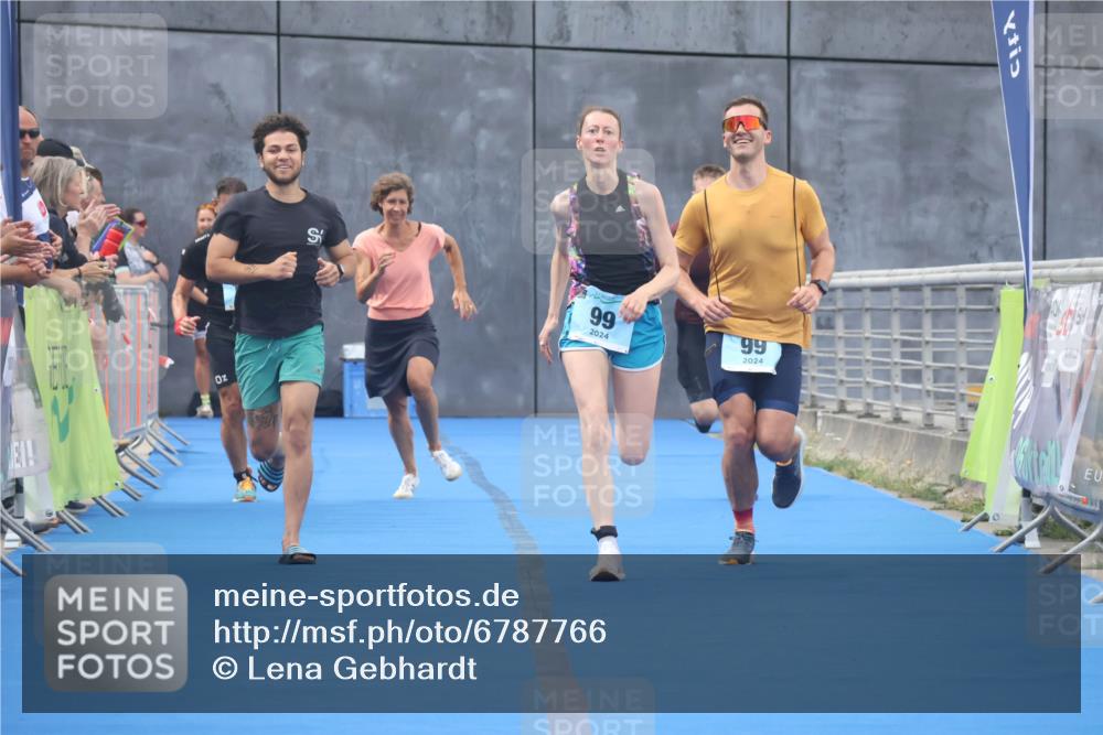 11.08.2024 - GEWOBA Citytriathlon Bremen Lena Gebhardt http://msf.ph/oto/6787766 11.08.2024 11:18:06 Ziel 97, 99, 104 meine-sportfotos.de