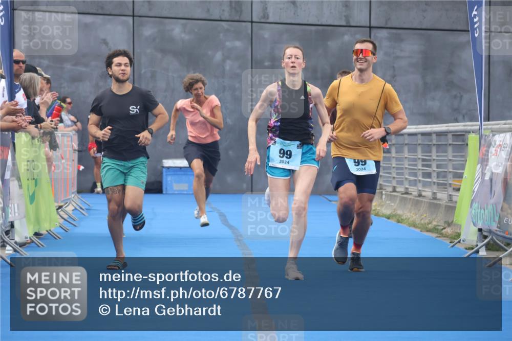 11.08.2024 - GEWOBA Citytriathlon Bremen Lena Gebhardt http://msf.ph/oto/6787767 11.08.2024 11:18:07 Ziel 97, 99, 104 meine-sportfotos.de