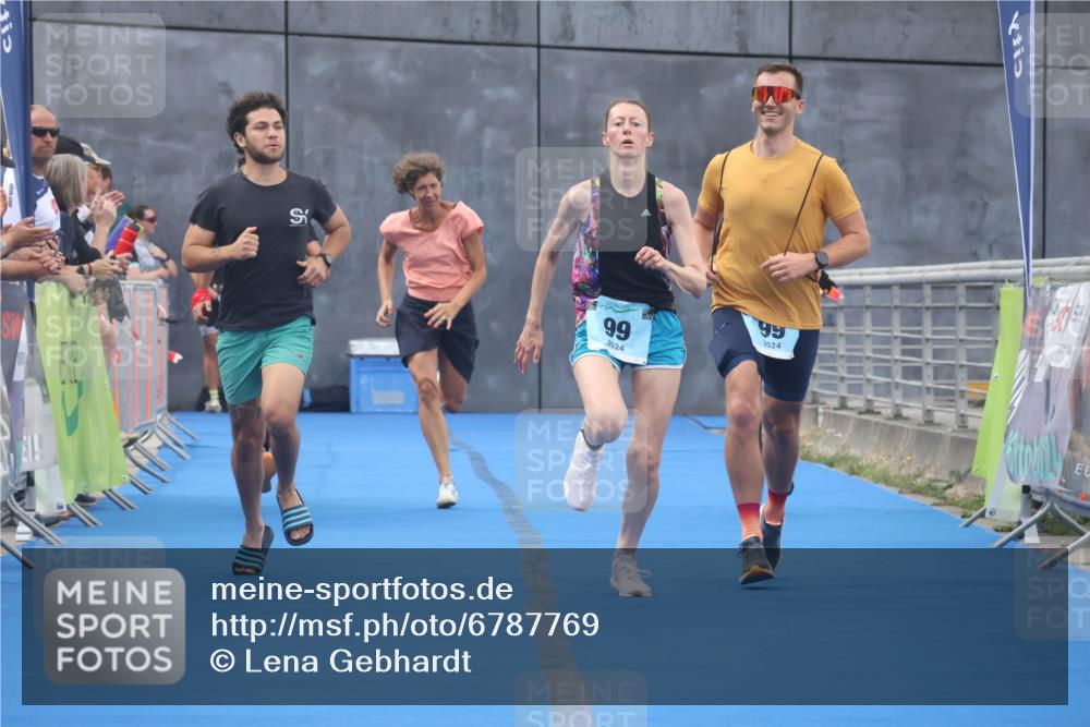 11.08.2024 - GEWOBA Citytriathlon Bremen Lena Gebhardt http://msf.ph/oto/6787769 11.08.2024 11:18:07 Ziel 97, 99, 104 meine-sportfotos.de