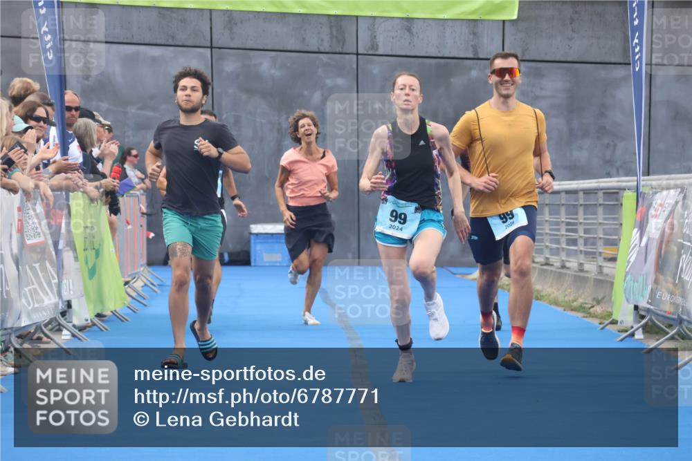 11.08.2024 - GEWOBA Citytriathlon Bremen Lena Gebhardt http://msf.ph/oto/6787771 11.08.2024 11:18:07 Ziel 97, 99, 104 meine-sportfotos.de
