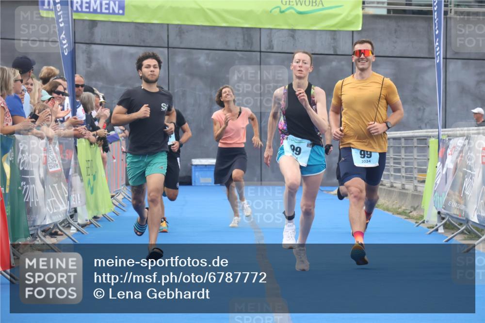 11.08.2024 - GEWOBA Citytriathlon Bremen Lena Gebhardt http://msf.ph/oto/6787772 11.08.2024 11:18:07 Ziel 97, 99, 104 meine-sportfotos.de