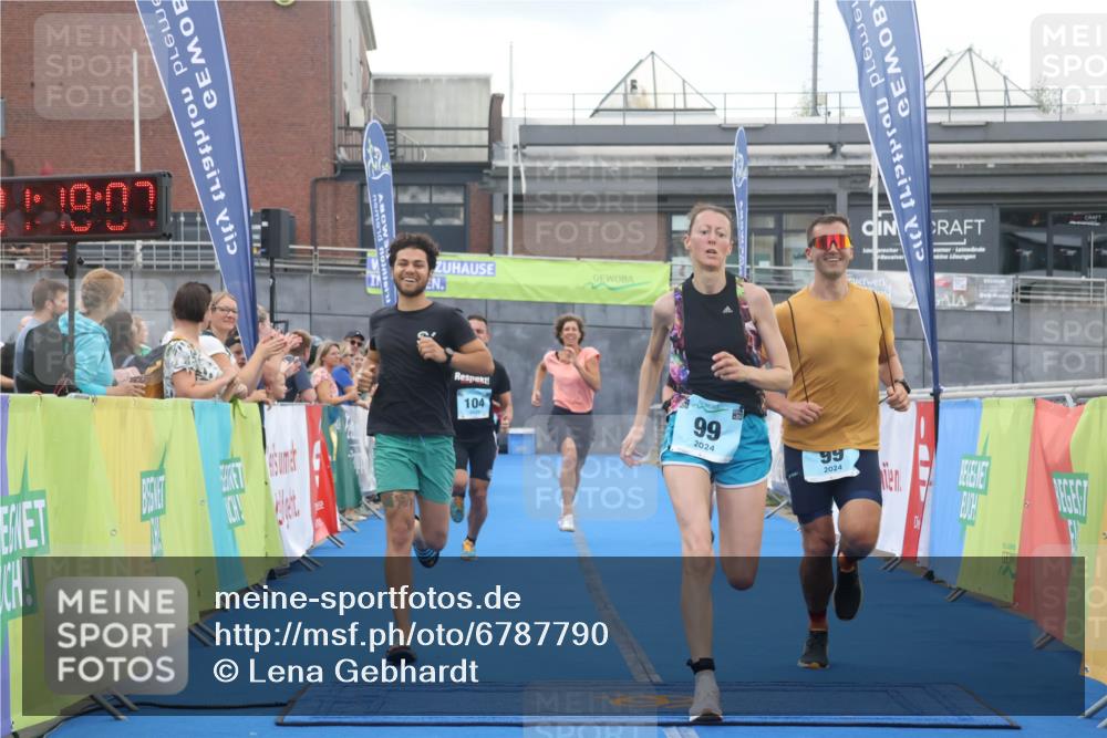 11.08.2024 - GEWOBA Citytriathlon Bremen Lena Gebhardt http://msf.ph/oto/6787790 11.08.2024 11:18:10 Ziel 35, 99, 104 meine-sportfotos.de