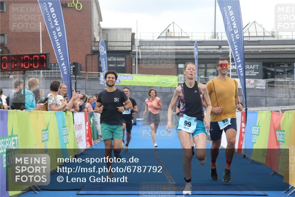 11.08.2024 - GEWOBA Citytriathlon Bremen Lena Gebhardt http://msf.ph/oto/6787792 11.08.2024 11:18:10 Ziel 35, 99, 104 meine-sportfotos.de