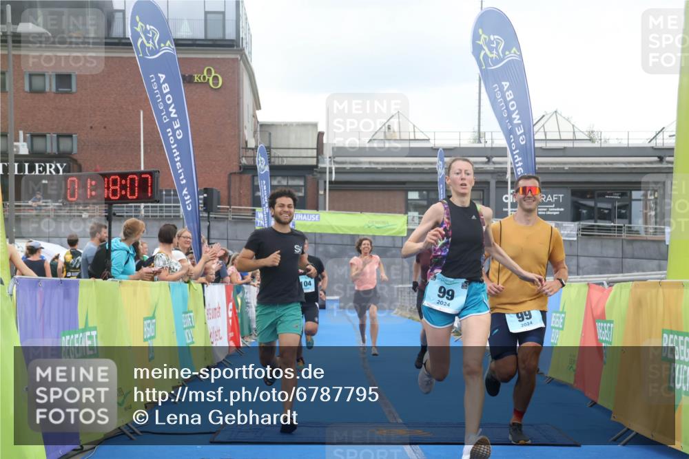 11.08.2024 - GEWOBA Citytriathlon Bremen Lena Gebhardt http://msf.ph/oto/6787795 11.08.2024 11:18:10 Ziel 35, 99, 104 meine-sportfotos.de