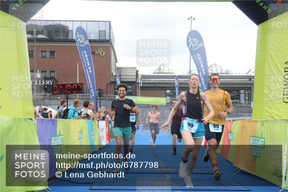 11.08.2024 - GEWOBA Citytriathlon Bremen Lena Gebhardt http://msf.ph/oto/6787798 11.08.2024 11:18:10 Ziel 35, 99, 104 meine-sportfotos.de
