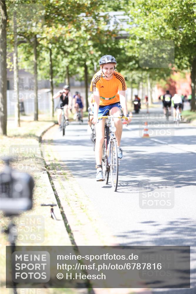 11.08.2024 - GEWOBA Citytriathlon Bremen H.Heesch http://msf.ph/oto/6787816 11.08.2024 13:13:55 Radfahren 221, 258, 296, 371, 411, 423, 438, 439, 461, 472, 475, 482, 502 meine-sportfotos.de