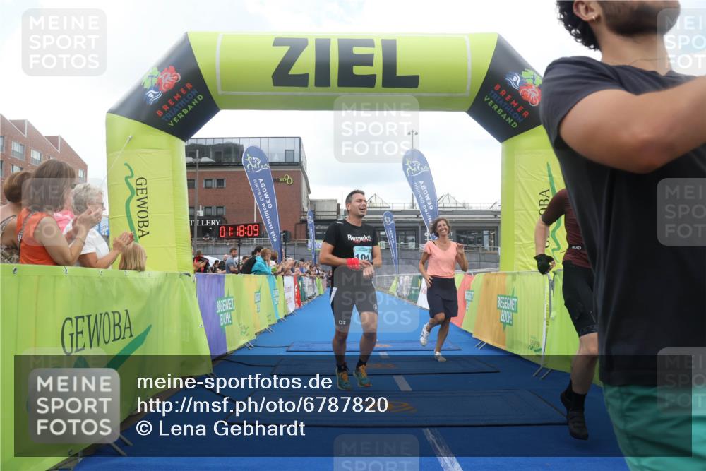 11.08.2024 - GEWOBA Citytriathlon Bremen Lena Gebhardt http://msf.ph/oto/6787820 11.08.2024 11:18:12 Ziel 35, 99, 104 meine-sportfotos.de