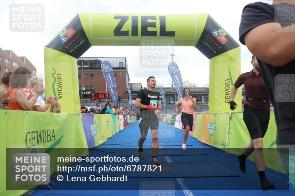 11.08.2024 - GEWOBA Citytriathlon Bremen Lena Gebhardt http://msf.ph/oto/6787821 11.08.2024 11:18:12 Ziel 35, 99, 104 meine-sportfotos.de