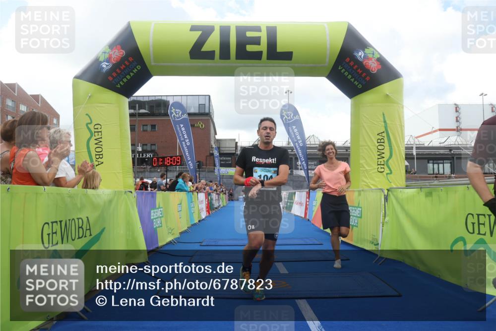 11.08.2024 - GEWOBA Citytriathlon Bremen Lena Gebhardt http://msf.ph/oto/6787823 11.08.2024 11:18:12 Ziel 35, 99, 104 meine-sportfotos.de