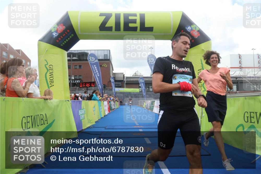 11.08.2024 - GEWOBA Citytriathlon Bremen Lena Gebhardt http://msf.ph/oto/6787830 11.08.2024 11:18:13 Ziel 35, 99, 104 meine-sportfotos.de