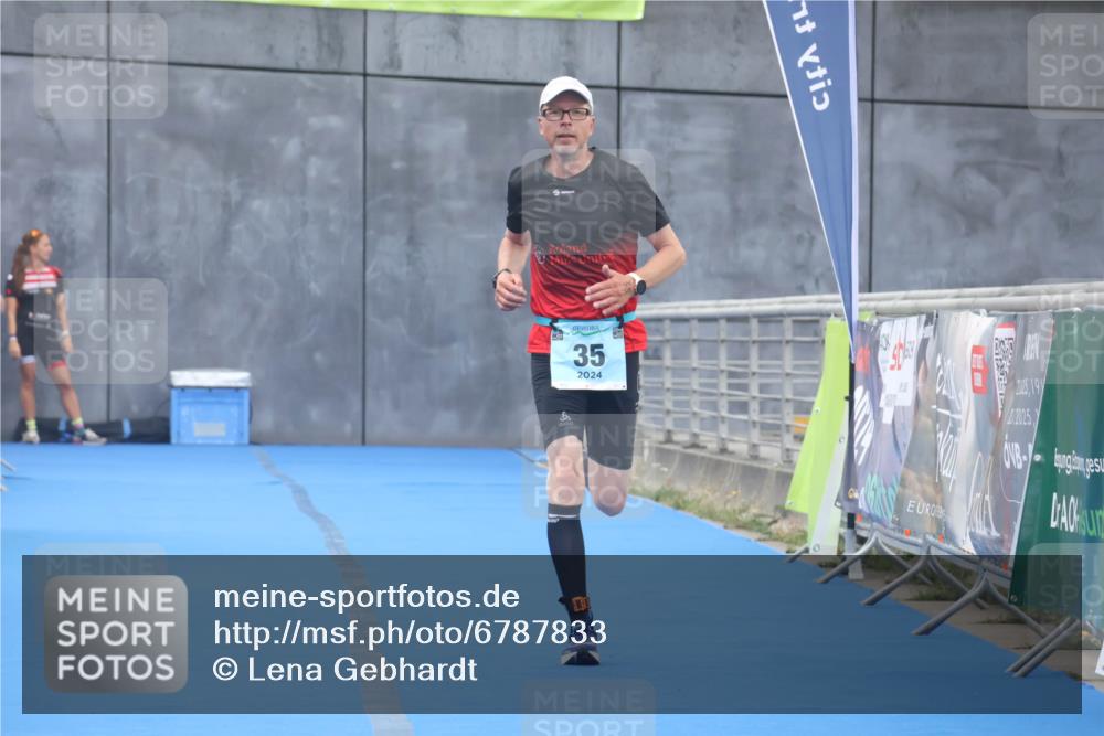 11.08.2024 - GEWOBA Citytriathlon Bremen Lena Gebhardt http://msf.ph/oto/6787833 11.08.2024 11:18:16 Ziel 35, 99, 104 meine-sportfotos.de