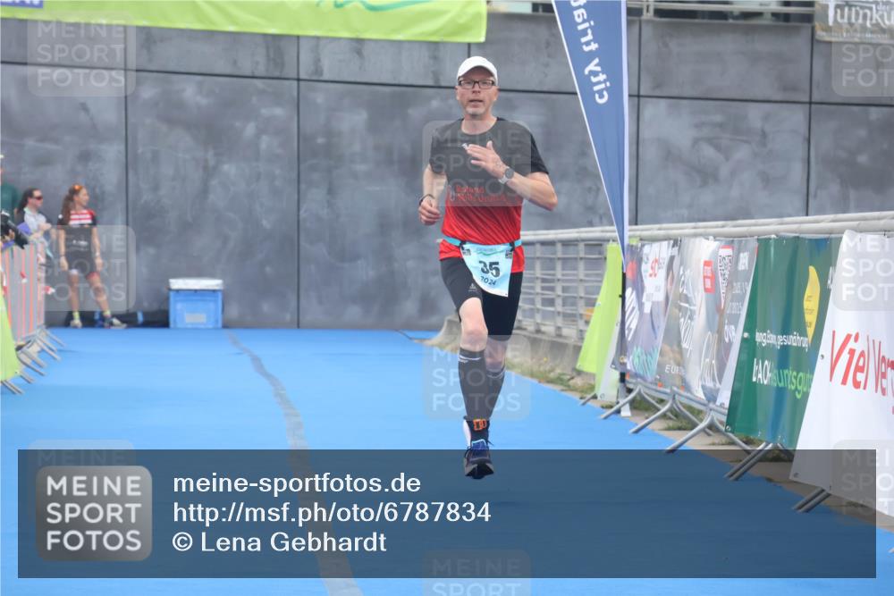 11.08.2024 - GEWOBA Citytriathlon Bremen Lena Gebhardt http://msf.ph/oto/6787834 11.08.2024 11:18:16 Ziel 35, 99, 104 meine-sportfotos.de