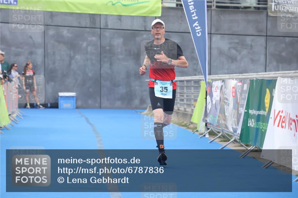11.08.2024 - GEWOBA Citytriathlon Bremen Lena Gebhardt http://msf.ph/oto/6787836 11.08.2024 11:18:16 Ziel 35, 99, 104 meine-sportfotos.de