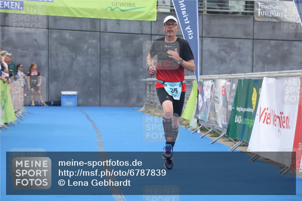 11.08.2024 - GEWOBA Citytriathlon Bremen Lena Gebhardt http://msf.ph/oto/6787839 11.08.2024 11:18:17 Ziel 35, 99, 104 meine-sportfotos.de