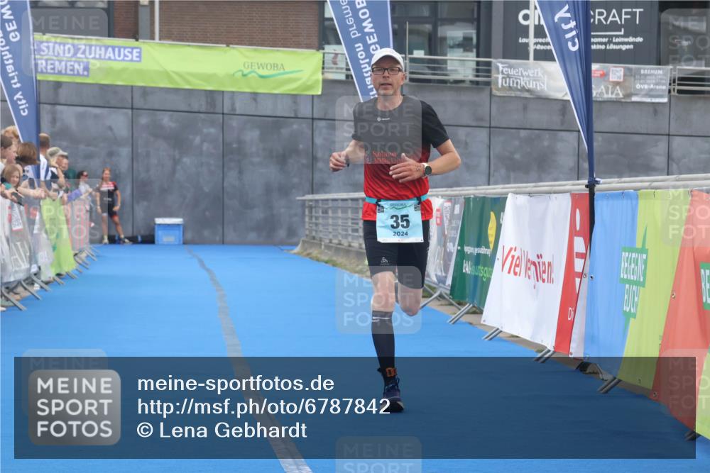 11.08.2024 - GEWOBA Citytriathlon Bremen Lena Gebhardt http://msf.ph/oto/6787842 11.08.2024 11:18:18 Ziel 35, 99, 104 meine-sportfotos.de
