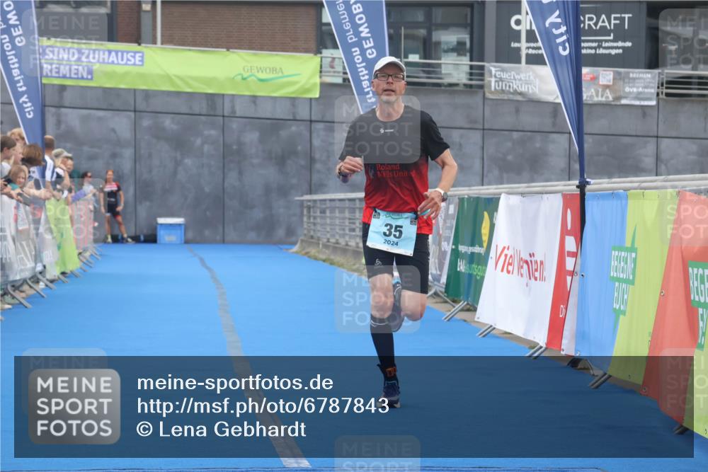11.08.2024 - GEWOBA Citytriathlon Bremen Lena Gebhardt http://msf.ph/oto/6787843 11.08.2024 11:18:18 Ziel 35, 99, 104 meine-sportfotos.de