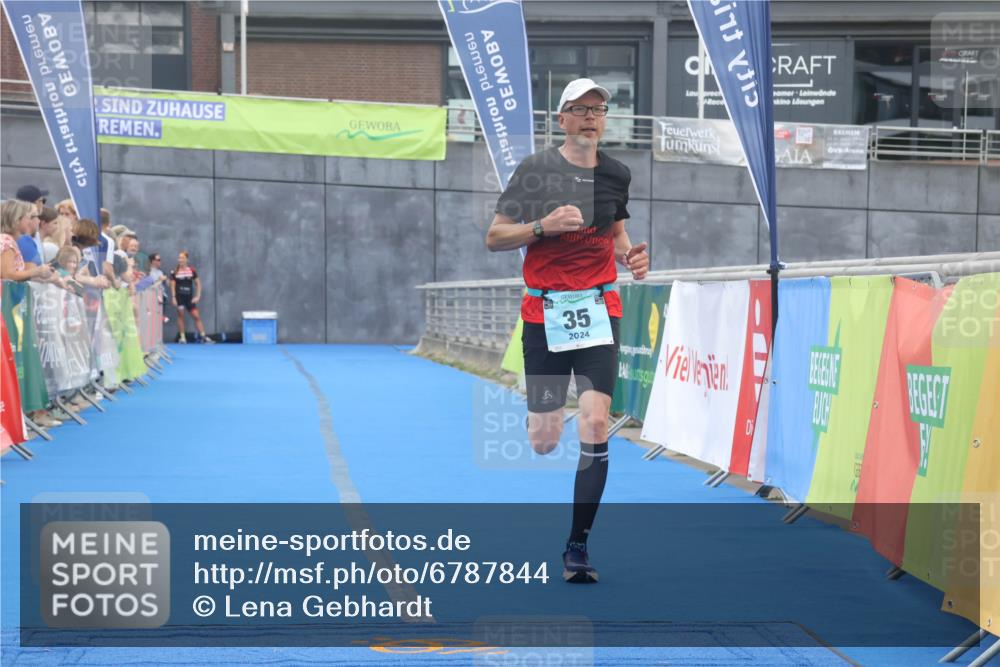 11.08.2024 - GEWOBA Citytriathlon Bremen Lena Gebhardt http://msf.ph/oto/6787844 11.08.2024 11:18:18 Ziel 35, 99, 104 meine-sportfotos.de