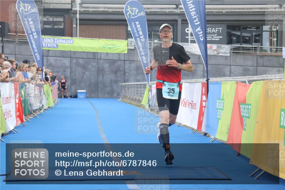 11.08.2024 - GEWOBA Citytriathlon Bremen Lena Gebhardt http://msf.ph/oto/6787846 11.08.2024 11:18:18 Ziel 35, 99, 104 meine-sportfotos.de