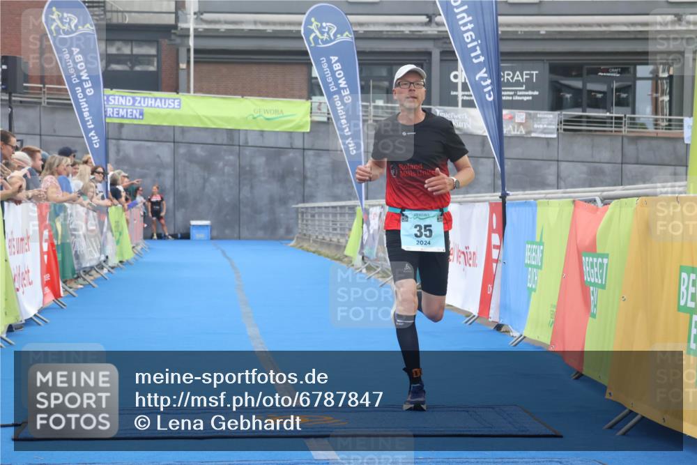 11.08.2024 - GEWOBA Citytriathlon Bremen Lena Gebhardt http://msf.ph/oto/6787847 11.08.2024 11:18:18 Ziel 35, 99, 104 meine-sportfotos.de
