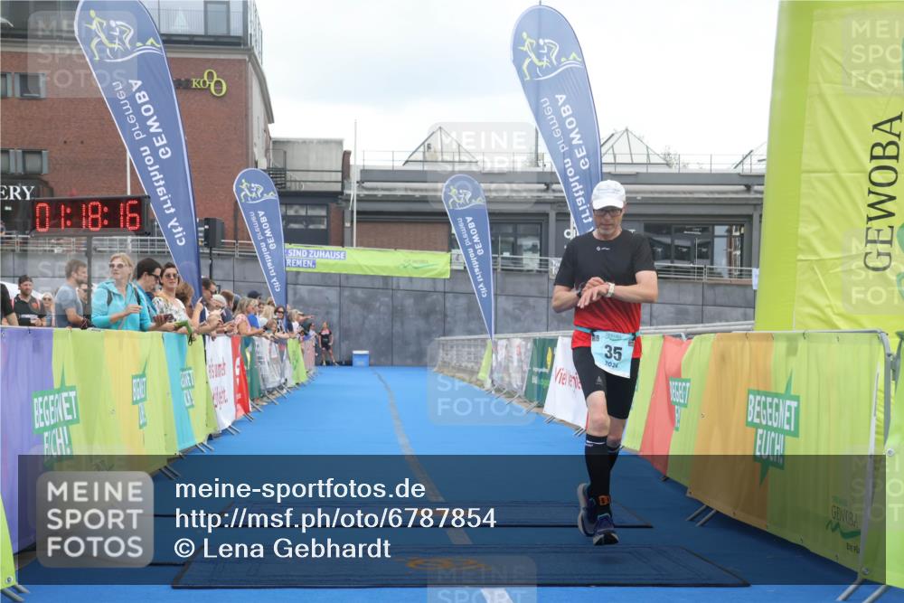 11.08.2024 - GEWOBA Citytriathlon Bremen Lena Gebhardt http://msf.ph/oto/6787854 11.08.2024 11:18:19 Ziel 35, 104 meine-sportfotos.de