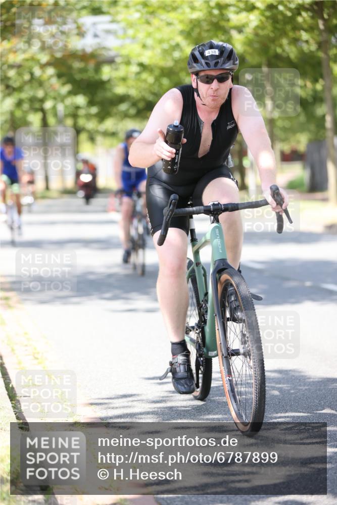 11.08.2024 - GEWOBA Citytriathlon Bremen H.Heesch http://msf.ph/oto/6787899 11.08.2024 13:13:57 Radfahren 221, 296, 364, 371, 387, 388, 411, 423, 432, 438, 439, 461, 472, 475, 482, 502 meine-sportfotos.de