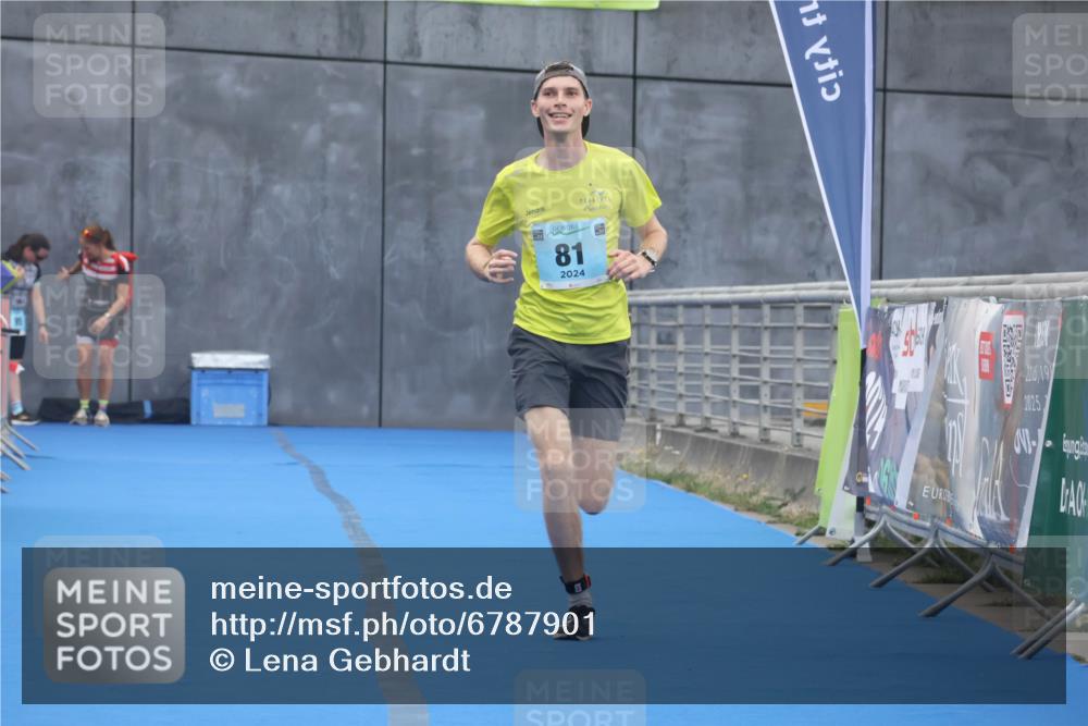 11.08.2024 - GEWOBA Citytriathlon Bremen Lena Gebhardt http://msf.ph/oto/6787901 11.08.2024 11:19:06 Ziel 81 meine-sportfotos.de