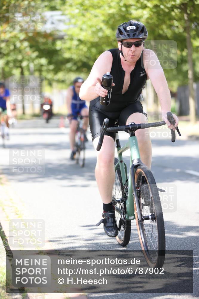 11.08.2024 - GEWOBA Citytriathlon Bremen H.Heesch http://msf.ph/oto/6787902 11.08.2024 13:13:58 Radfahren 221, 296, 364, 371, 387, 388, 411, 423, 432, 438, 439, 461, 472, 475, 482, 502 meine-sportfotos.de