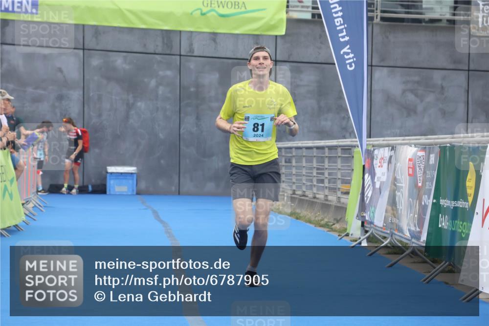11.08.2024 - GEWOBA Citytriathlon Bremen Lena Gebhardt http://msf.ph/oto/6787905 11.08.2024 11:19:06 Ziel 81 meine-sportfotos.de