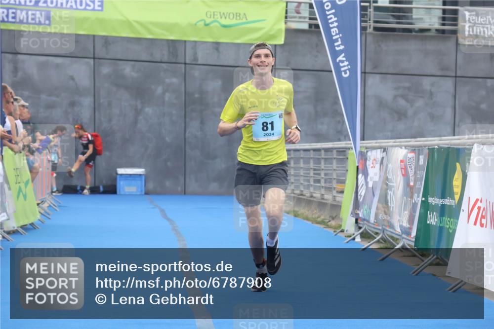 11.08.2024 - GEWOBA Citytriathlon Bremen Lena Gebhardt http://msf.ph/oto/6787908 11.08.2024 11:19:07 Ziel 81 meine-sportfotos.de