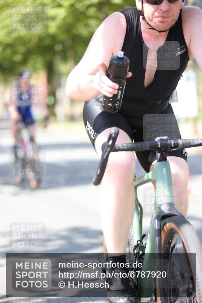 11.08.2024 - GEWOBA Citytriathlon Bremen H.Heesch http://msf.ph/oto/6787920 11.08.2024 13:13:58 Radfahren 221, 296, 364, 371, 387, 388, 411, 423, 432, 438, 439, 461, 472, 475, 482, 502 meine-sportfotos.de