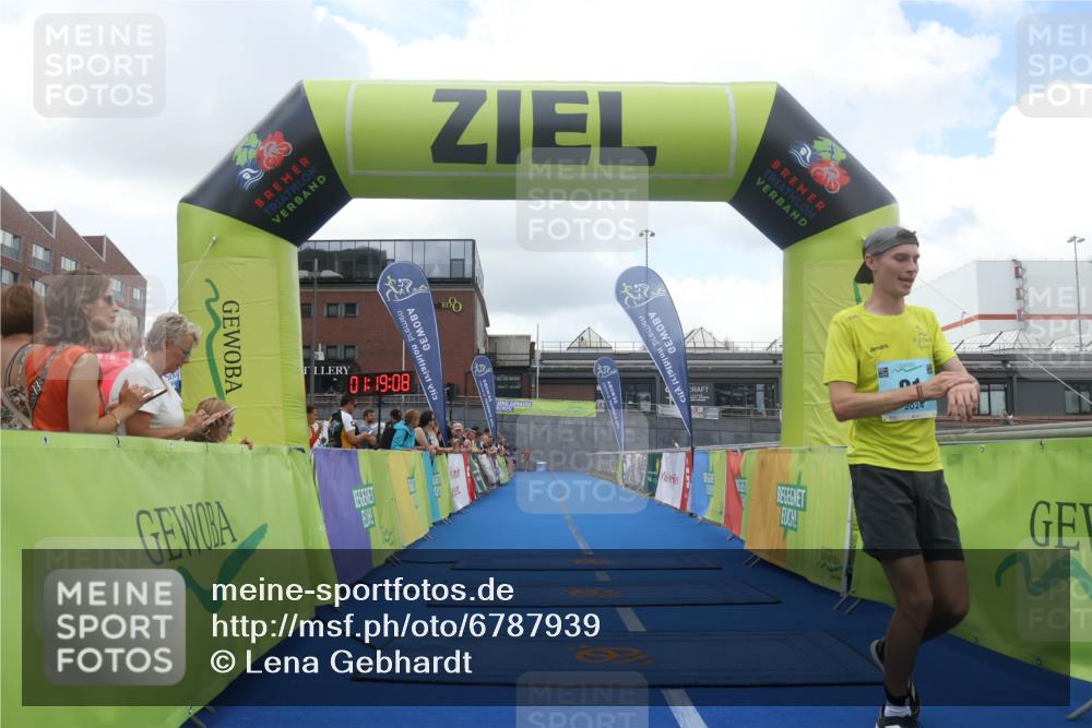 11.08.2024 - GEWOBA Citytriathlon Bremen Lena Gebhardt http://msf.ph/oto/6787939 11.08.2024 11:19:11 Ziel 81 meine-sportfotos.de