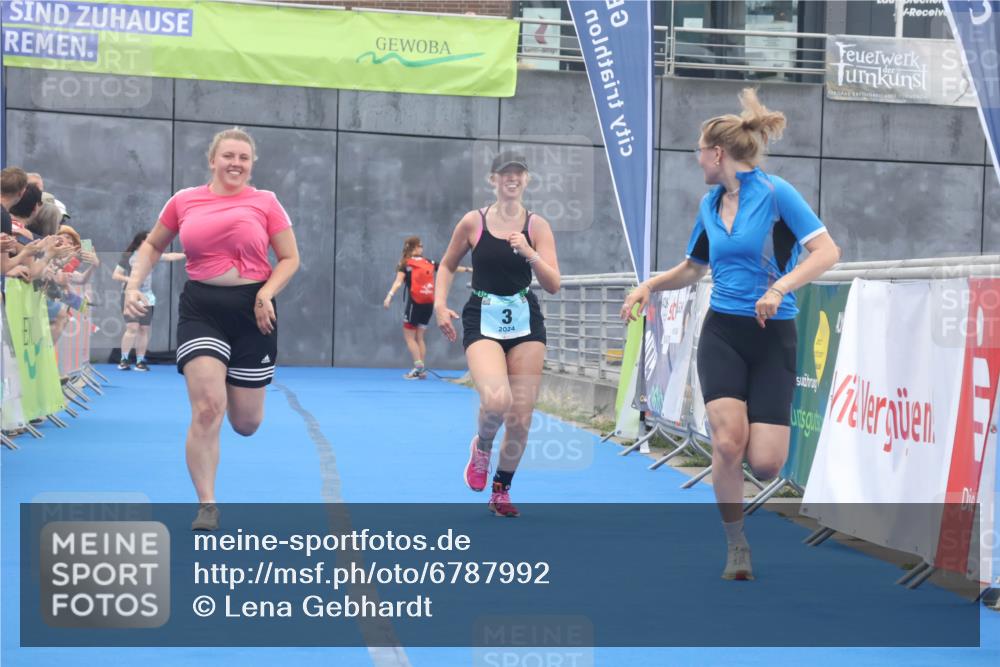 11.08.2024 - GEWOBA Citytriathlon Bremen Lena Gebhardt http://msf.ph/oto/6787992 11.08.2024 11:19:33 Ziel 3, 98 meine-sportfotos.de