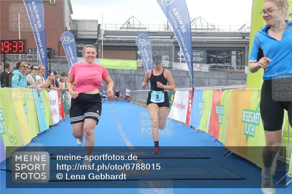 11.08.2024 - GEWOBA Citytriathlon Bremen Lena Gebhardt http://msf.ph/oto/6788015 11.08.2024 11:19:36 Ziel 3, 38, 98 meine-sportfotos.de