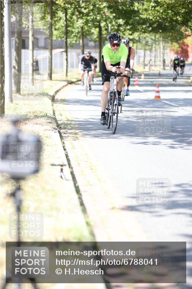 11.08.2024 - GEWOBA Citytriathlon Bremen H.Heesch http://msf.ph/oto/6788041 11.08.2024 13:14:07 Radfahren 295, 299, 364, 387, 388, 398, 411, 423, 432, 437, 439, 475, 482, 505, 531 meine-sportfotos.de