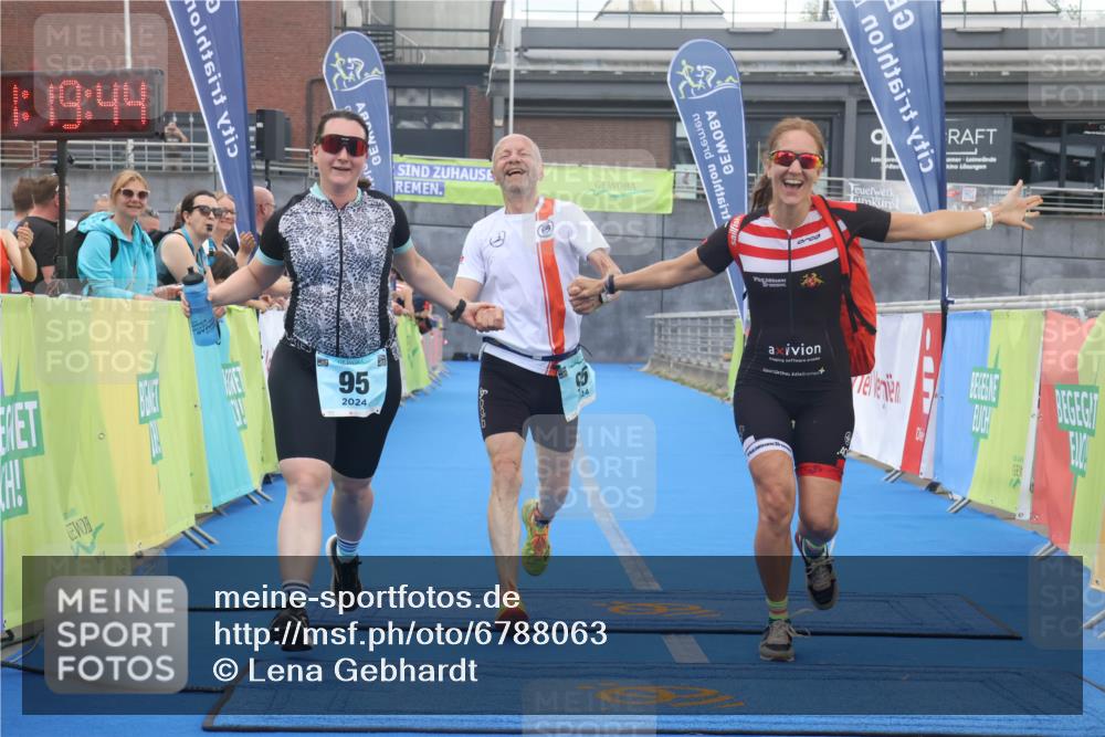 11.08.2024 - GEWOBA Citytriathlon Bremen Lena Gebhardt http://msf.ph/oto/6788063 11.08.2024 11:19:47 Ziel 38, 95 meine-sportfotos.de