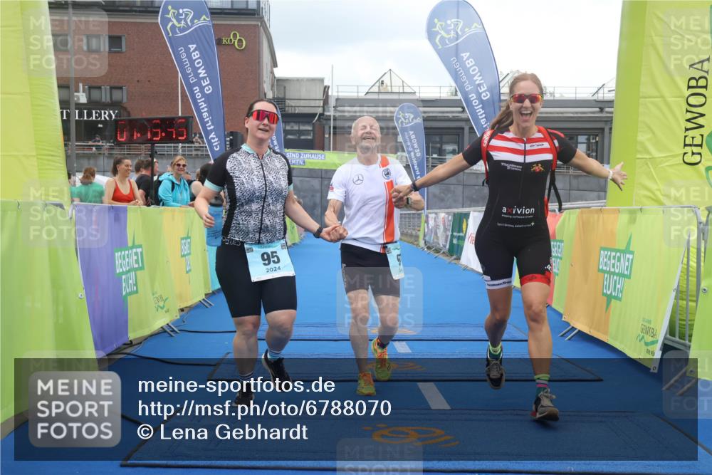 11.08.2024 - GEWOBA Citytriathlon Bremen Lena Gebhardt http://msf.ph/oto/6788070 11.08.2024 11:19:48 Ziel 38, 95 meine-sportfotos.de