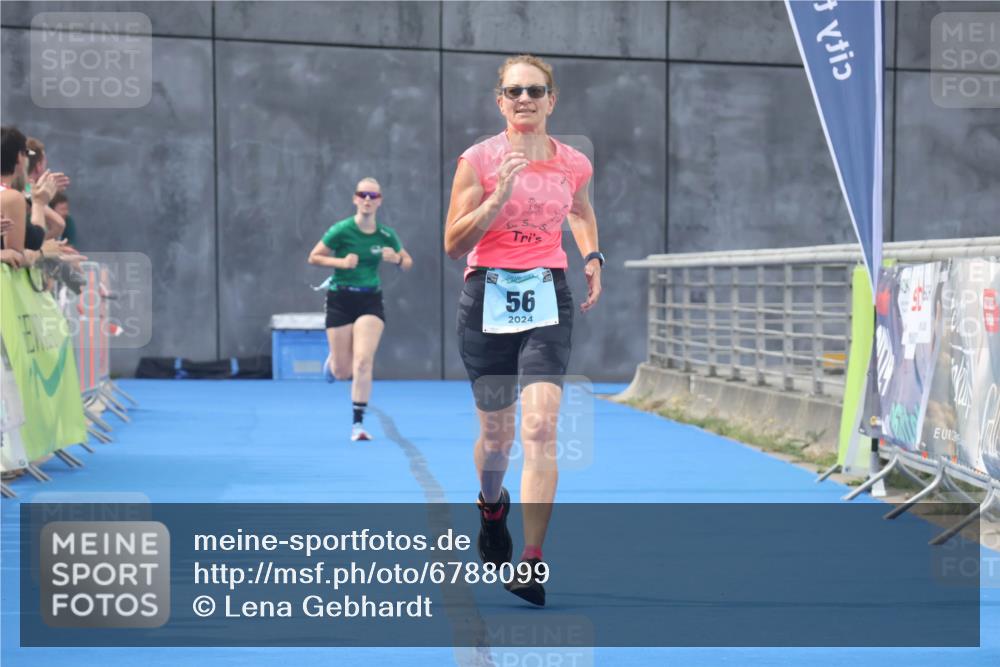 11.08.2024 - GEWOBA Citytriathlon Bremen Lena Gebhardt http://msf.ph/oto/6788099 11.08.2024 11:20:05 Ziel 4, 56 meine-sportfotos.de
