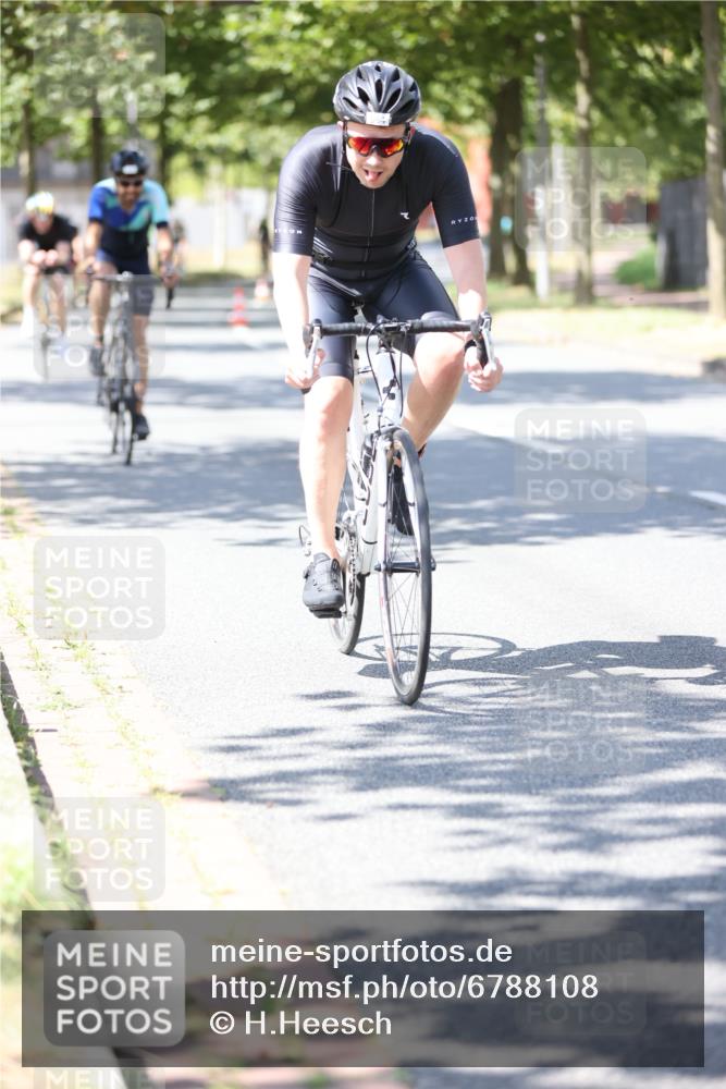 11.08.2024 - GEWOBA Citytriathlon Bremen H.Heesch http://msf.ph/oto/6788108 11.08.2024 13:14:09 Radfahren 295, 299, 329, 364, 387, 388, 398, 411, 423, 432, 437, 439, 475, 482, 505, 531 meine-sportfotos.de