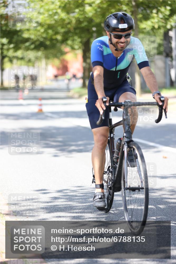 11.08.2024 - GEWOBA Citytriathlon Bremen H.Heesch http://msf.ph/oto/6788135 11.08.2024 13:14:10 Radfahren 295, 299, 329, 364, 387, 388, 398, 423, 432, 437, 439, 482, 505, 531 meine-sportfotos.de