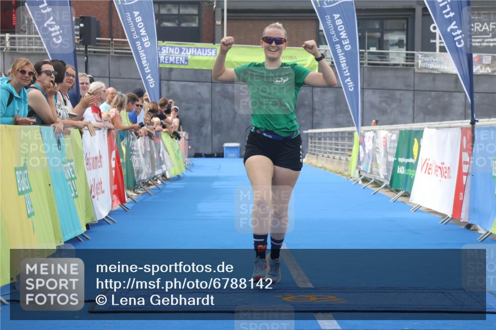 11.08.2024 - GEWOBA Citytriathlon Bremen Lena Gebhardt http://msf.ph/oto/6788142 11.08.2024 11:20:14 Ziel 4, 55, 56 meine-sportfotos.de