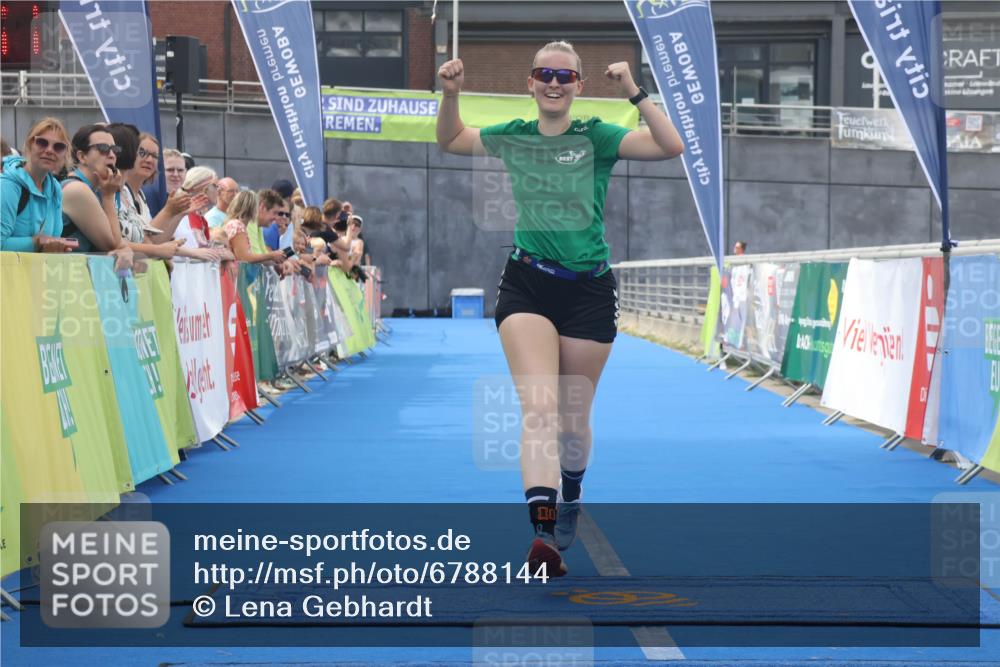 11.08.2024 - GEWOBA Citytriathlon Bremen Lena Gebhardt http://msf.ph/oto/6788144 11.08.2024 11:20:14 Ziel 4, 55, 56 meine-sportfotos.de
