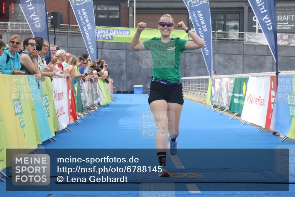 11.08.2024 - GEWOBA Citytriathlon Bremen Lena Gebhardt http://msf.ph/oto/6788145 11.08.2024 11:20:14 Ziel 4, 55, 56 meine-sportfotos.de