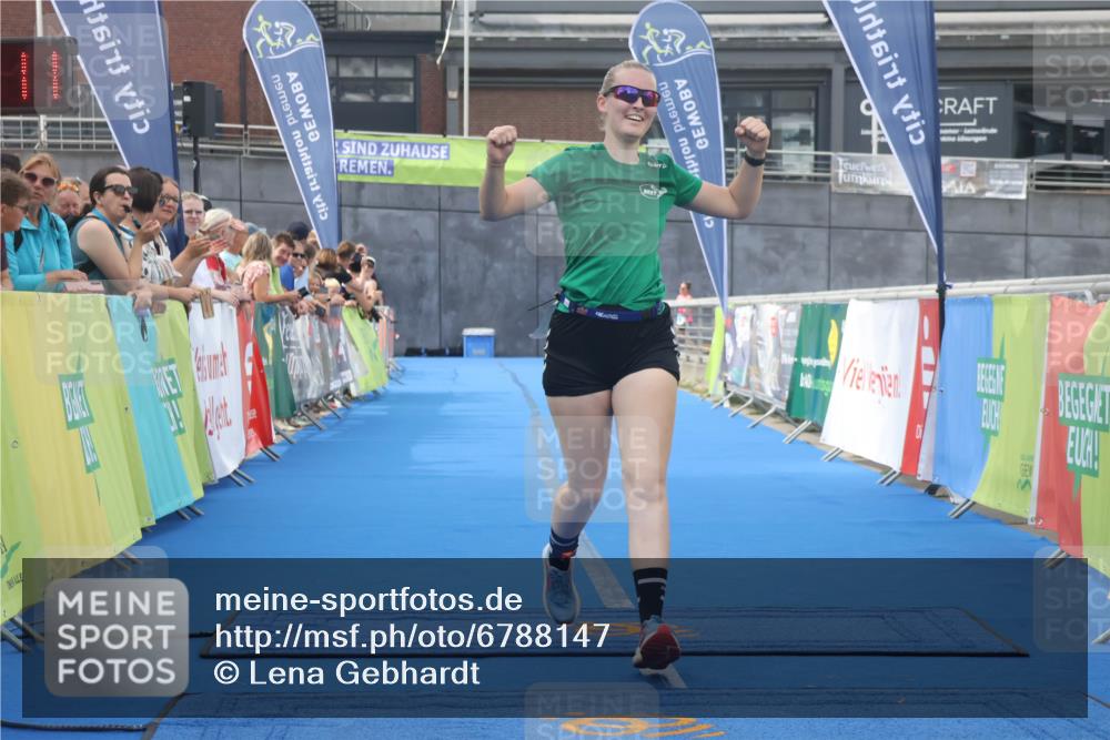 11.08.2024 - GEWOBA Citytriathlon Bremen Lena Gebhardt http://msf.ph/oto/6788147 11.08.2024 11:20:14 Ziel 4, 55, 56 meine-sportfotos.de