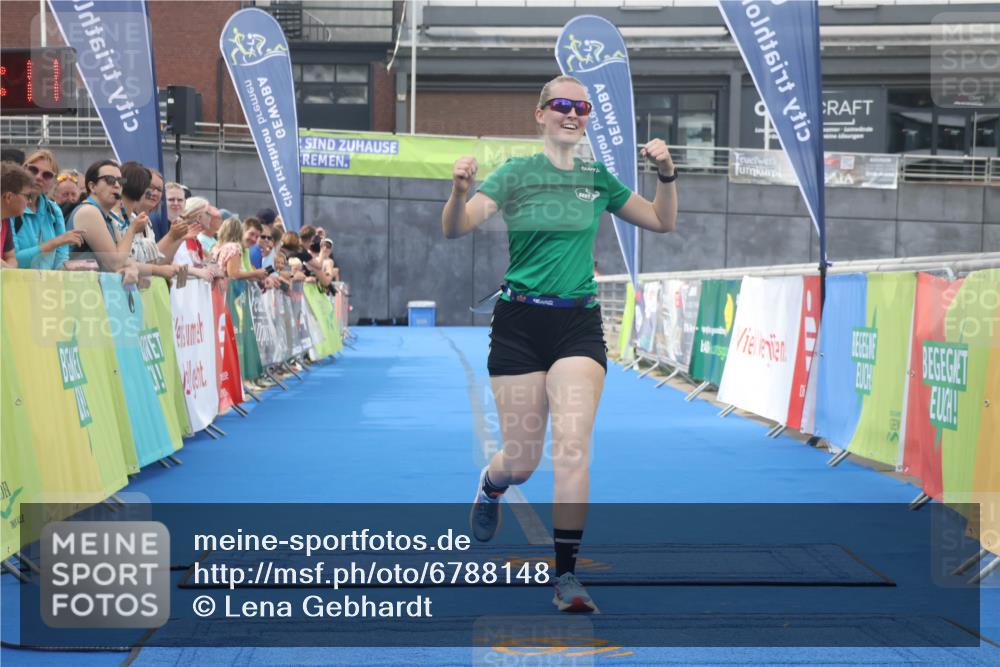 11.08.2024 - GEWOBA Citytriathlon Bremen Lena Gebhardt http://msf.ph/oto/6788148 11.08.2024 11:20:14 Ziel 4, 55, 56 meine-sportfotos.de