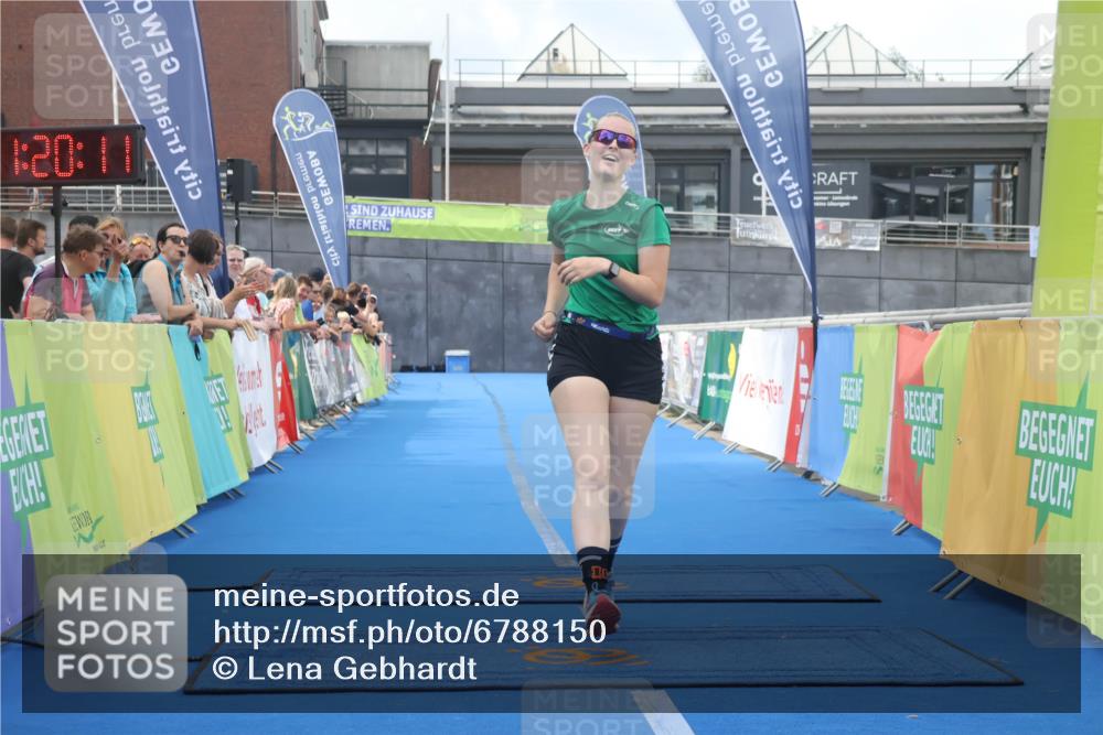 11.08.2024 - GEWOBA Citytriathlon Bremen Lena Gebhardt http://msf.ph/oto/6788150 11.08.2024 11:20:15 Ziel 4, 55, 56 meine-sportfotos.de